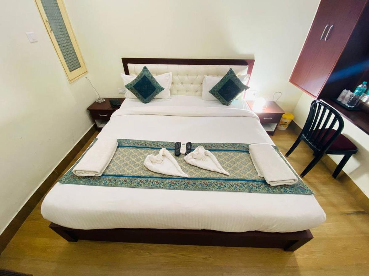ורנאסי The Century Plaza Hotel מראה חיצוני תמונה