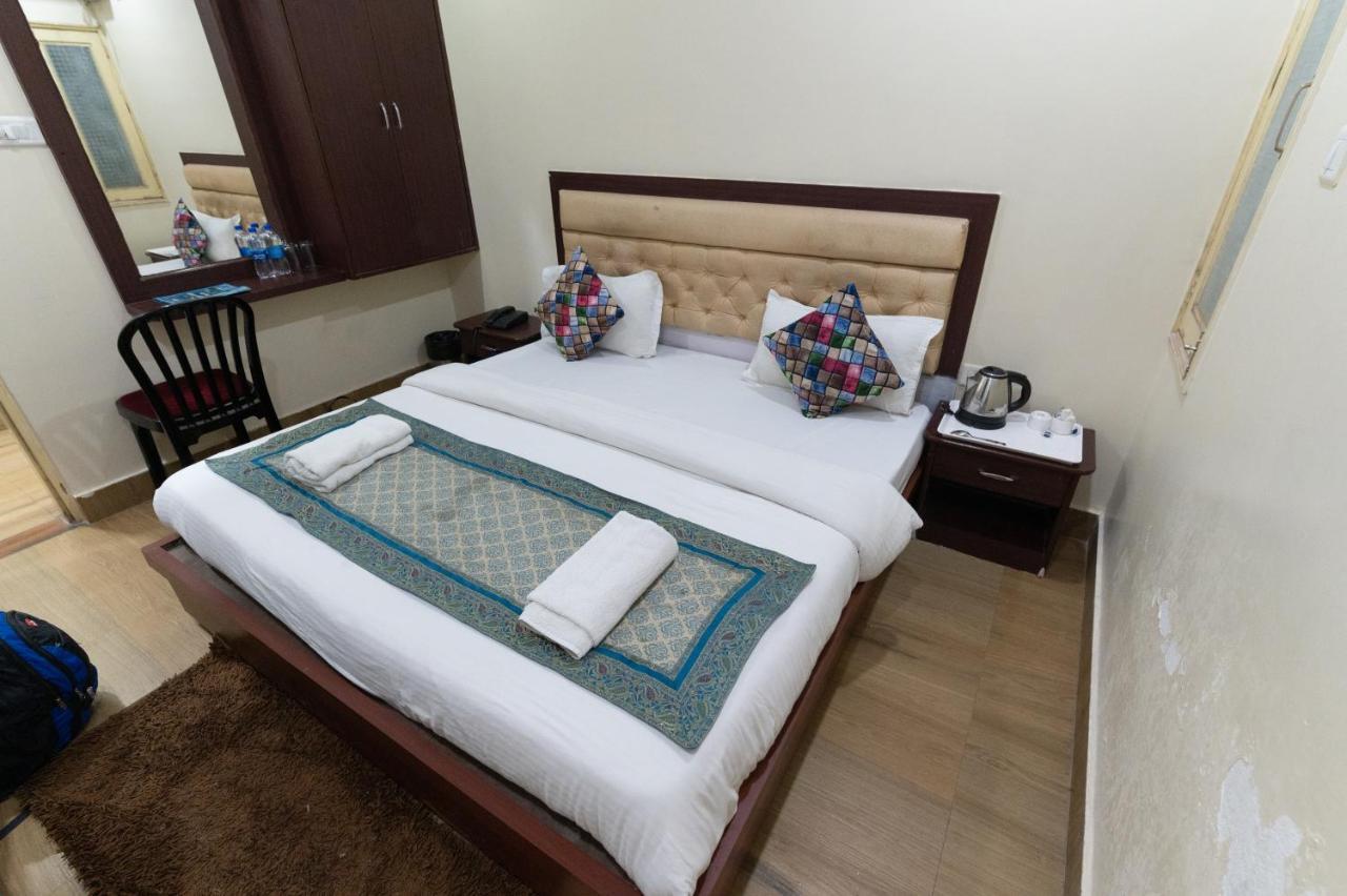 ורנאסי The Century Plaza Hotel מראה חיצוני תמונה